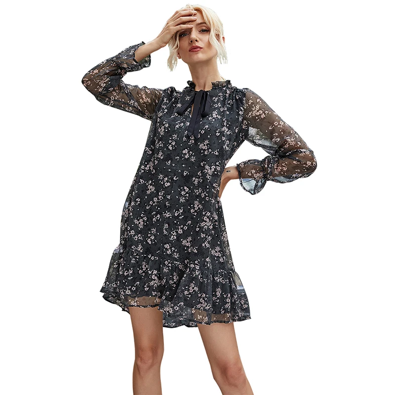 

Женское платье с рукавами-фонариками и оборками