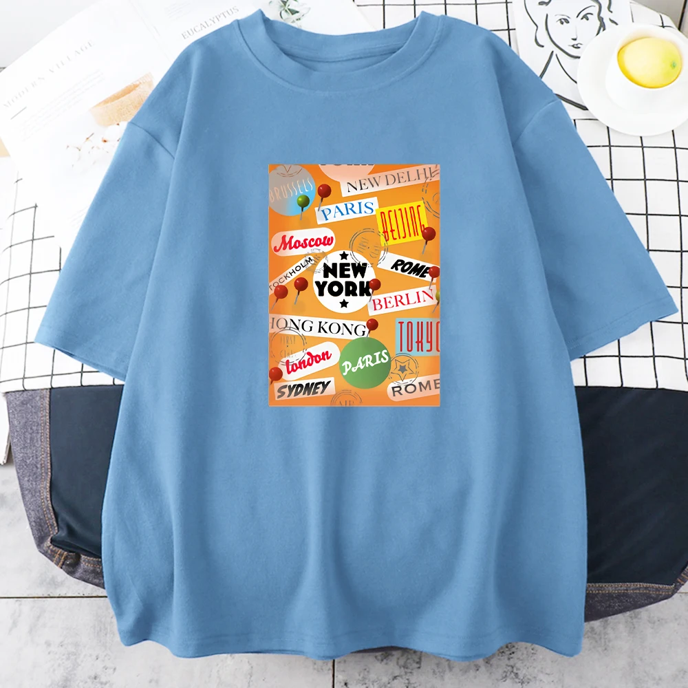 

Футболка женская с принтом «мир путешествий», модный Мягкий Топ оверсайз с наклейками, Повседневная Свободная рубашка, лето