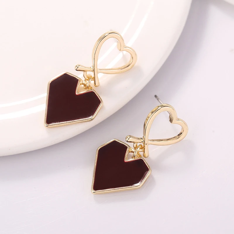 Жаркое время красного цвета с надписью love Серьги гвоздики простые красивые