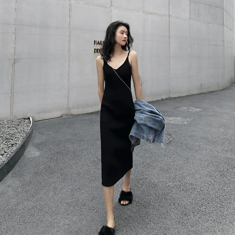 Фото Женское трикотажное платье средней длины однотонное черное простое с разрезом и