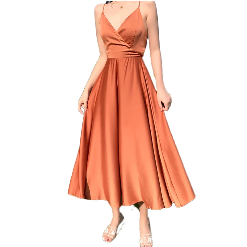 Женское атласное платье на бретельках однотонное блестящее летнее без рукавов с