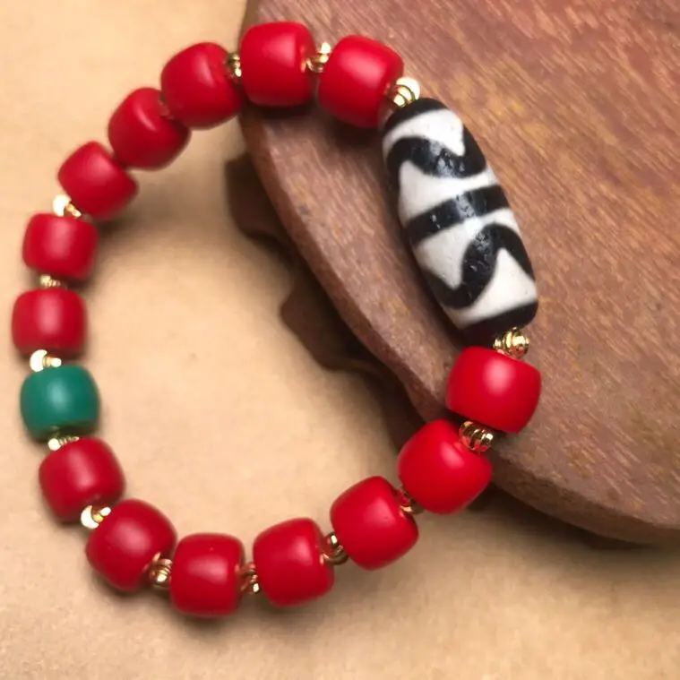 

Tibetan Reflux Double Tiger Tooth Dzi Bracelet with Beads: Snow Ba, clear weathering, clear horseshoe pattern