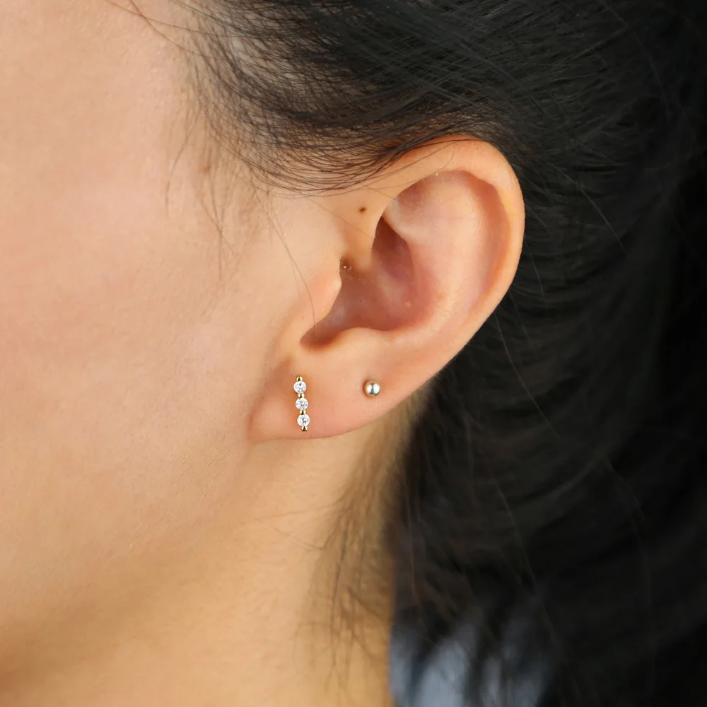 Прямая поставка крошечные серьги гвоздики в форме стержня с радужным красочным