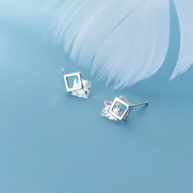 

Женские квадратные серьги-гвоздики из серебра 925 пробы