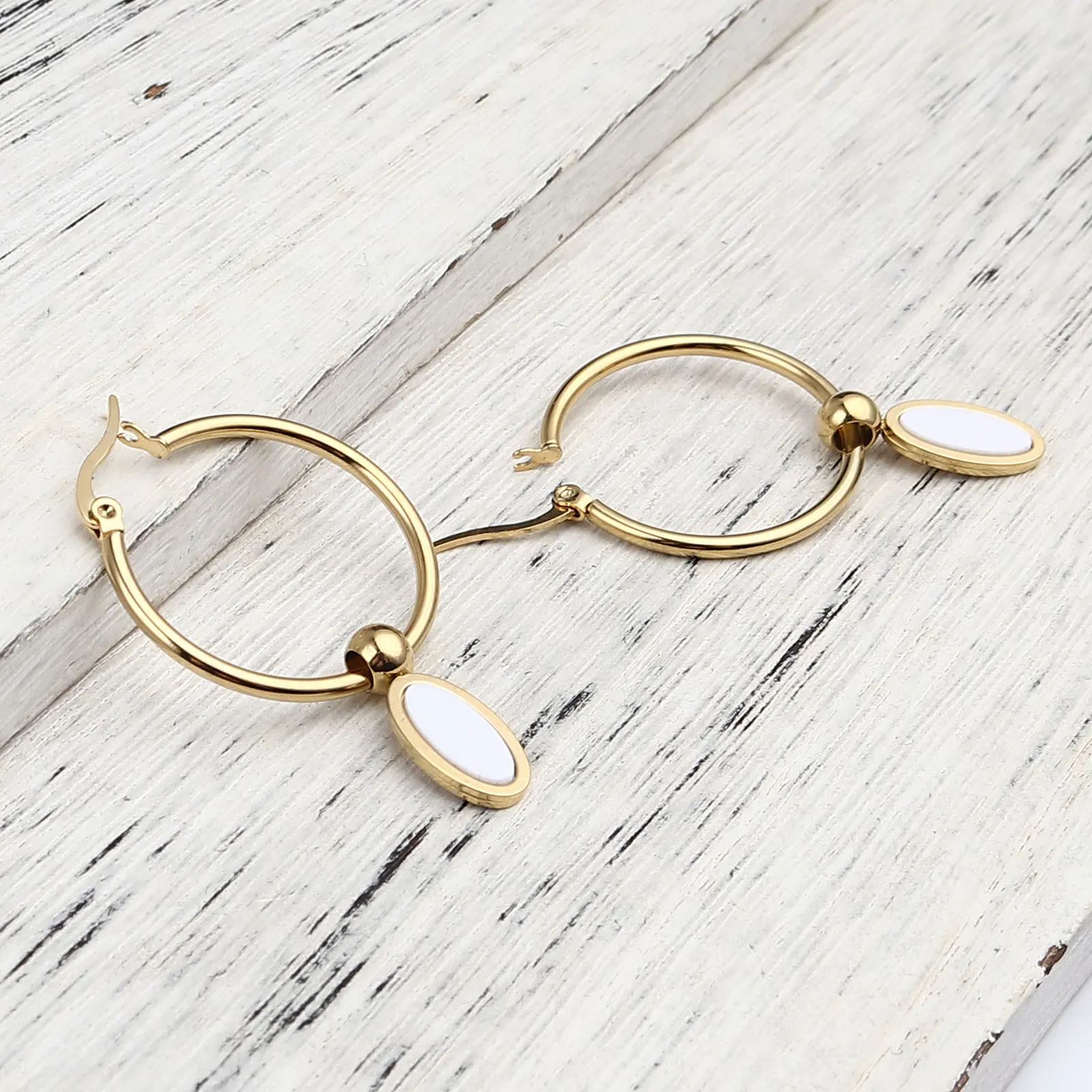 Серьги-кольца из нержавеющей стали и акрила золотистые черные флаконы для духов