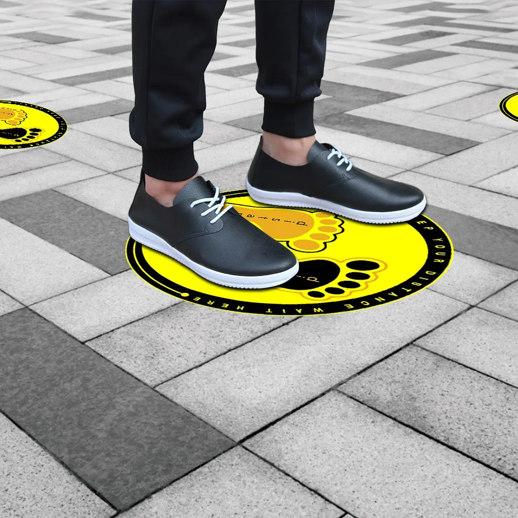 Наземный знак изолированная этикетка диаметром 30 см пожалуйста подождите здесь