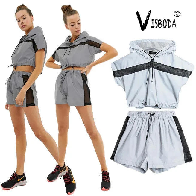 Женский светоотражающий укороченный топ с капюшоном и шорты летний комплект из 2