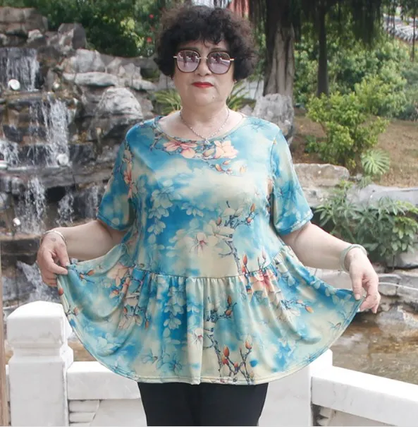 Женская футболка с коротким рукавом круглым вырезом и цветочным принтом