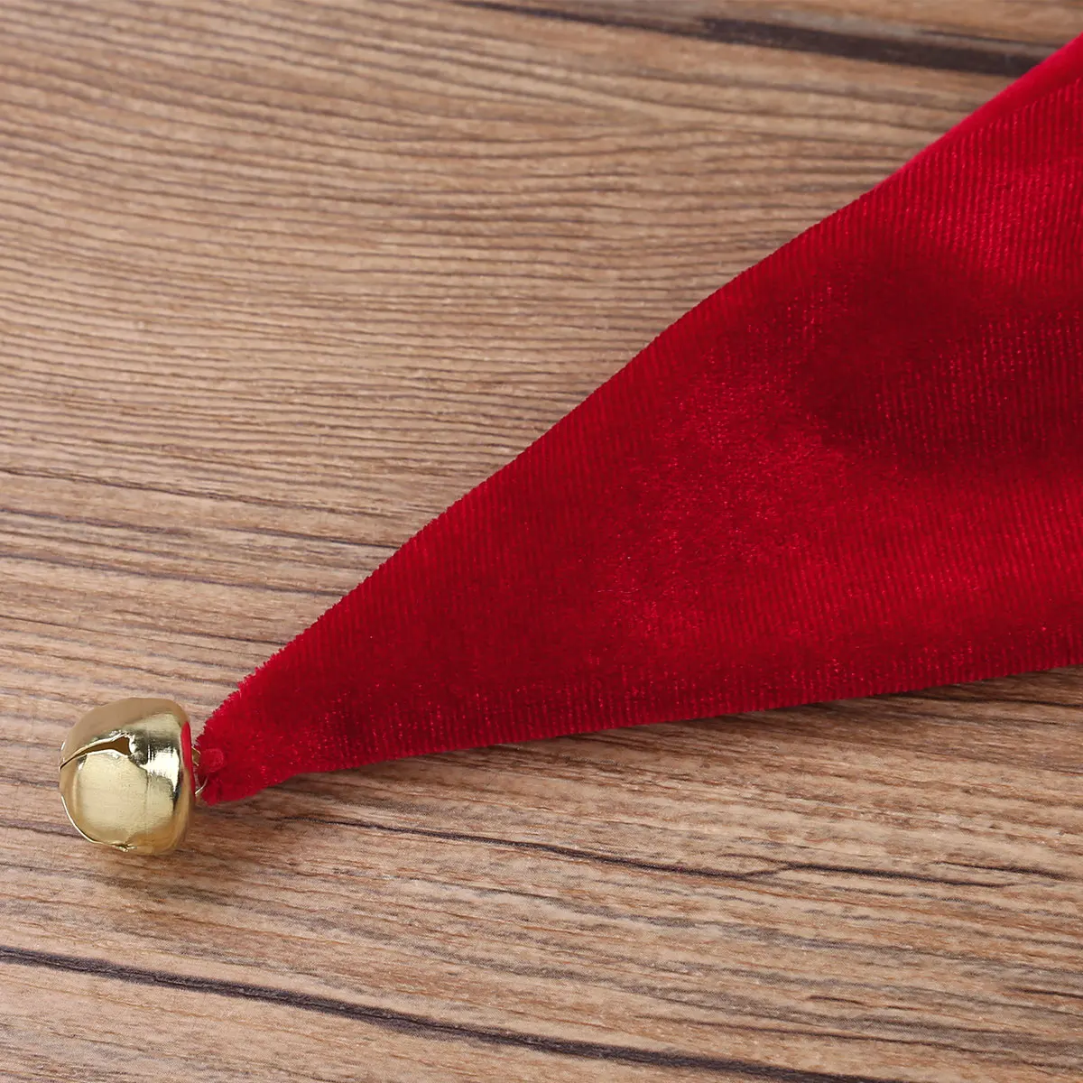 Мужские бархатные стринги с маленьким колокольчиком красного цвета |