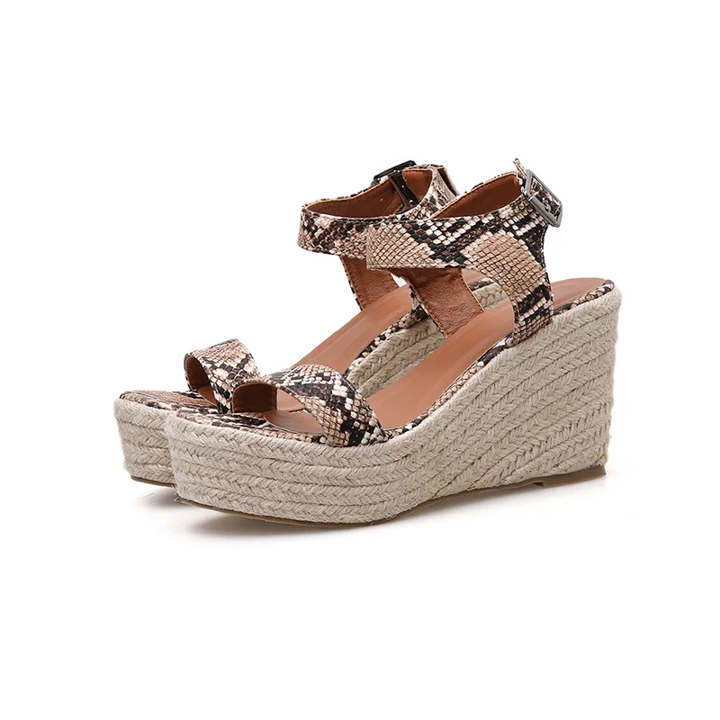 Сандалии со змеиным принтом Летние удобные босоножки на танкетке высоком