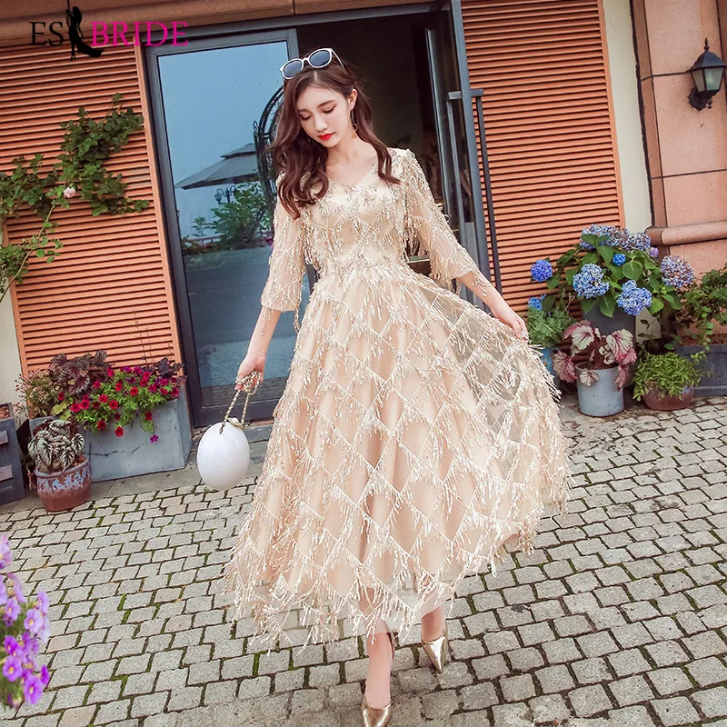 Женское вечернее платье трапеция элегантное цвета шампанского с v образным