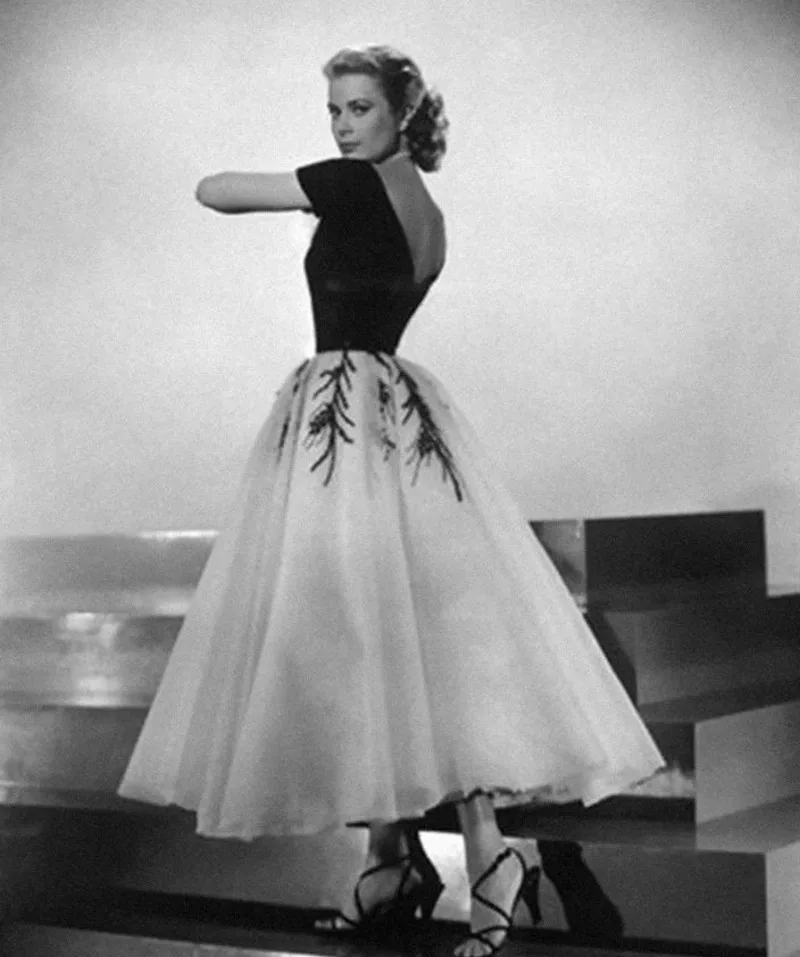 Винтажное вечернее платье с открытыми плечами длиной до середины икры