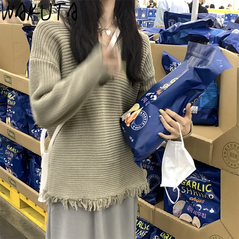 Свитер с открытыми плечами и V-образным вырезом | Женская одежда