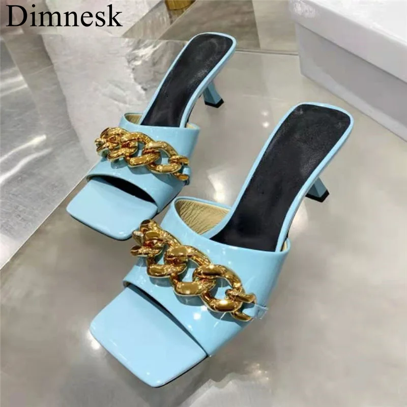 

2021 Sexy Spike Heels Mules Women Square Peep Toe Slippers Shiny Leather Metal Chain Designer Sandals Ladies Summer Party Shoes
