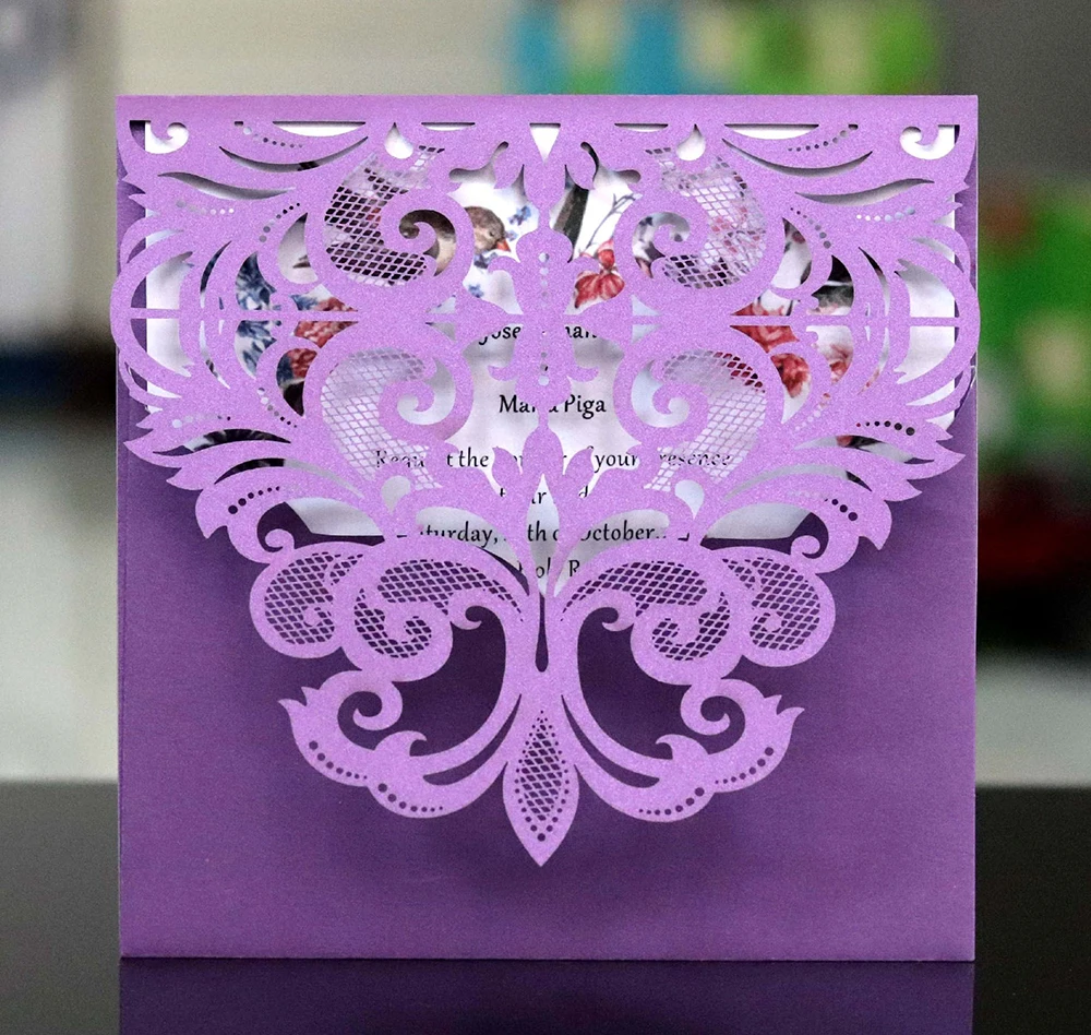 (50 шт./лот) Дешевые свадебные приглашения разных цветов с цветочным рисунком для юбилея с конвертом.