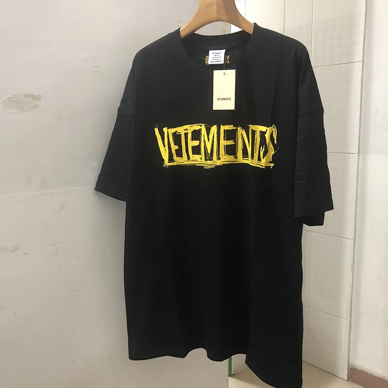 

Новинка 2021, Весенняя рубашка с вышивкой для мужчин и женщин, Высококачественная футболка с желтыми граффити и надписью «World Tour City» в масштаб...