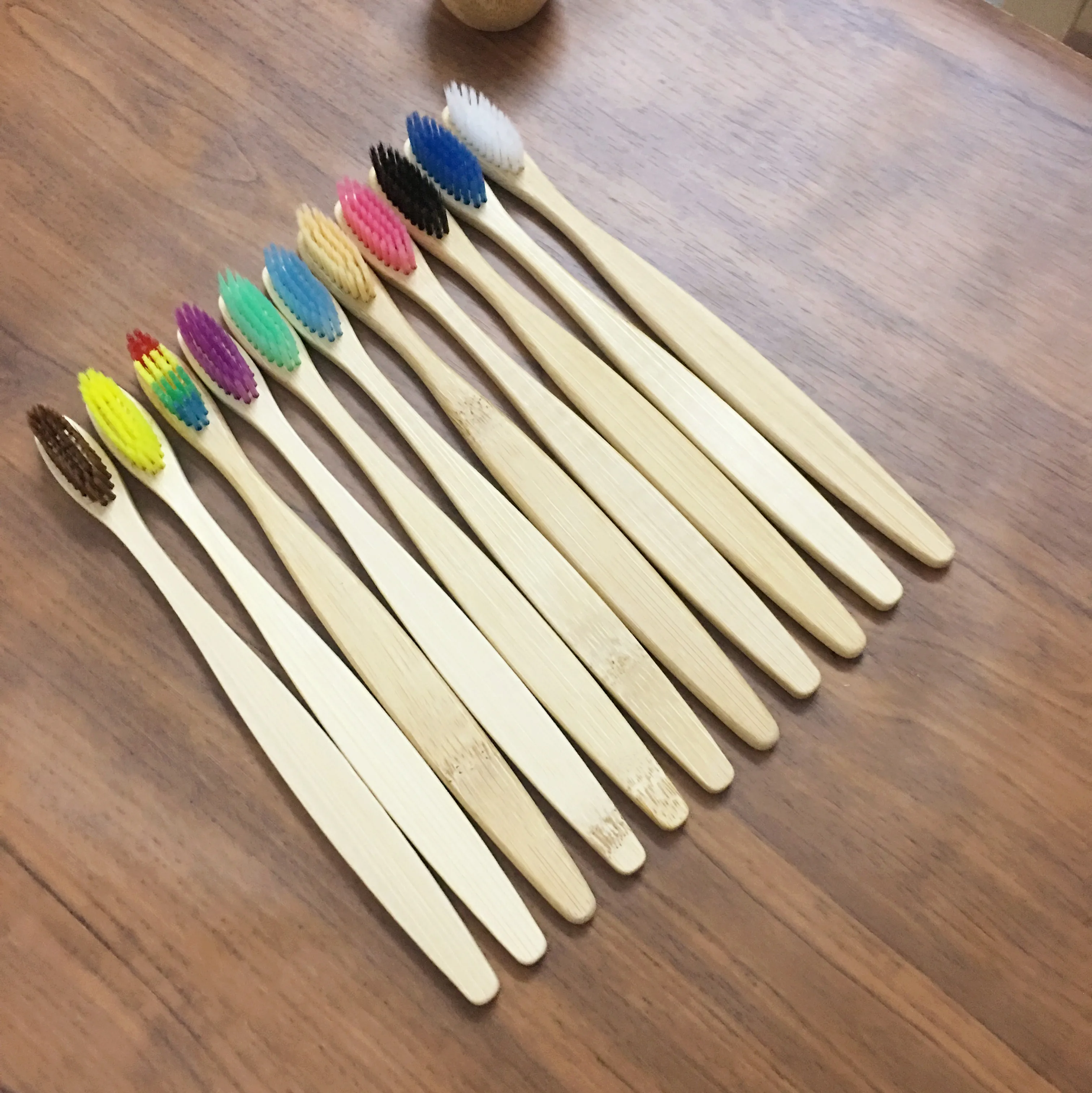 Бамбуковая зубная щетка с мягкой щетиной биоразлагаемая веганская экологически