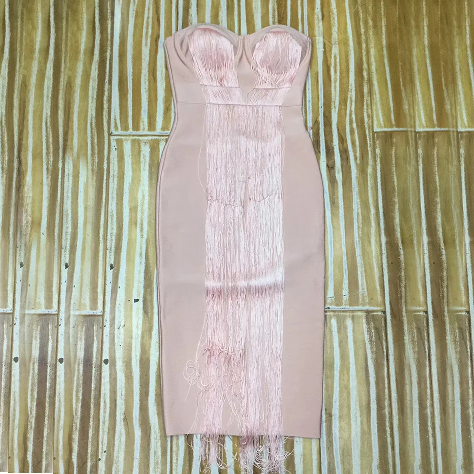 Женское вечернее платье без бретелек розовое облегающее с кисточками в стиле