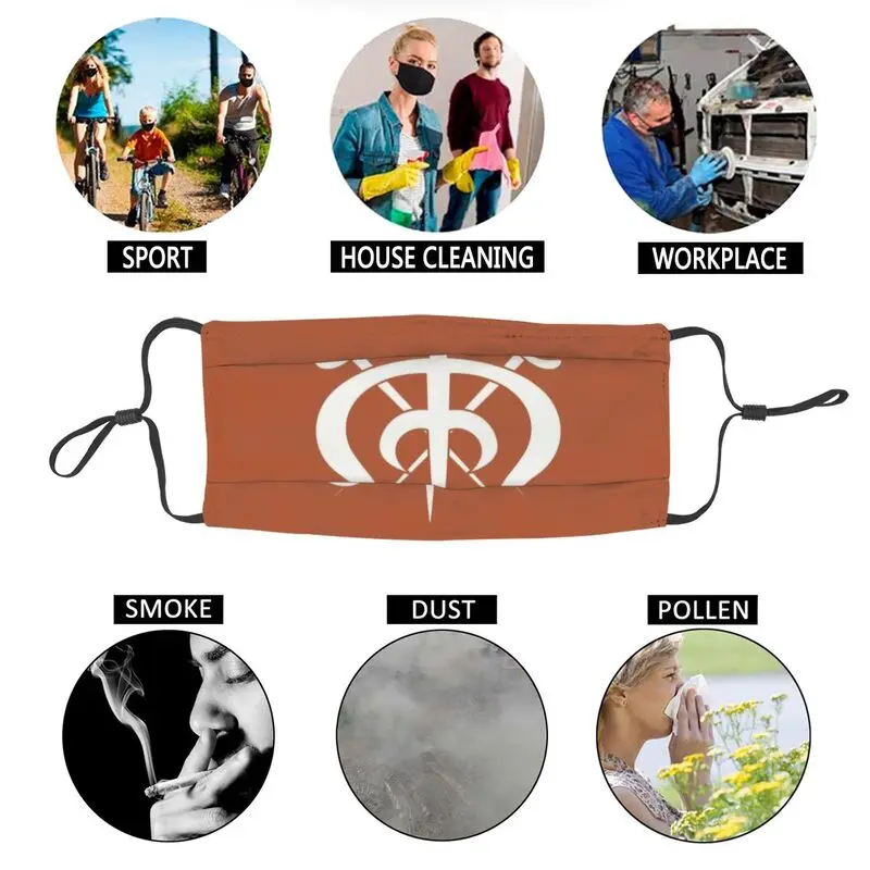 Веселый Roger маска против дымки пыле стирка и изображением пиратского символа для