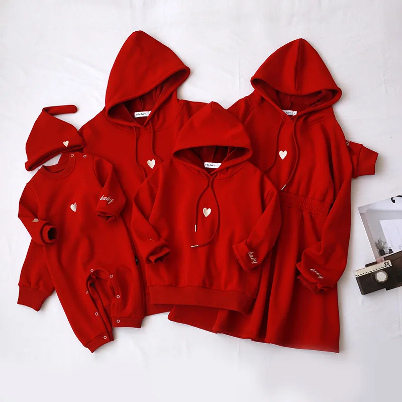 Повседневные красные Семейные одинаковые наряды, свитшоты для папы и сына, подходящие платья для мамы и дочки, платье для кормления
