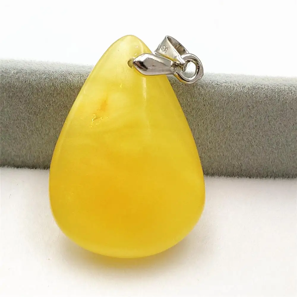 Подвеска из натурального янтаря с желтым драгоценным камнем 27x19x7 мм в виде капли