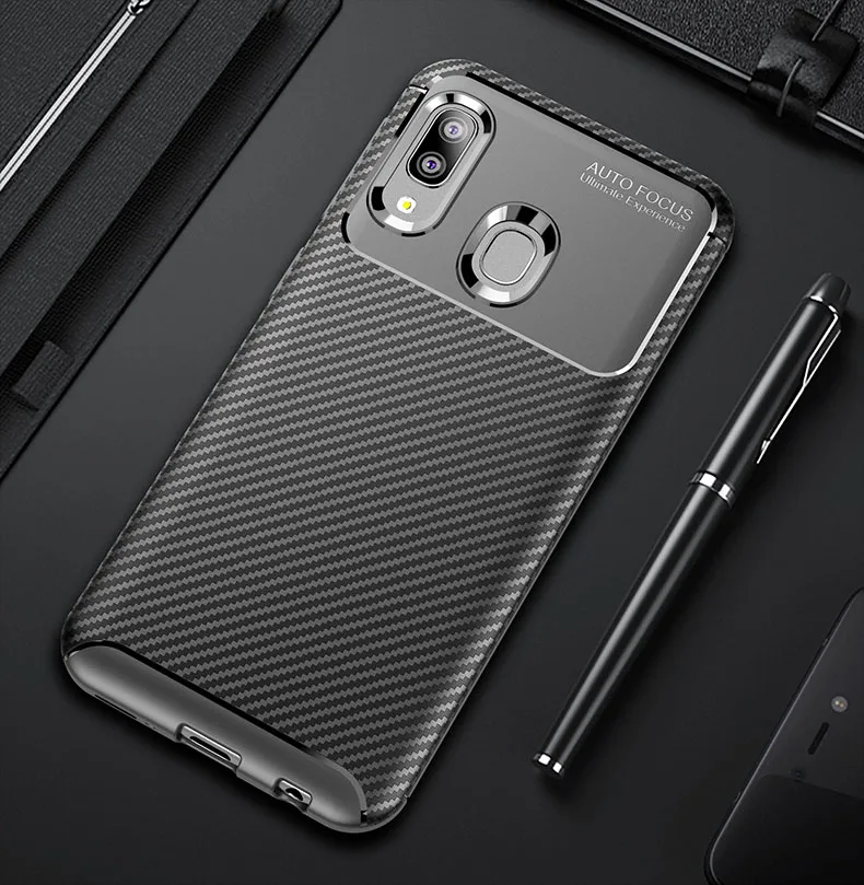 Чехол для Samsung Galaxy A20e из матового углеродного волокна противоударный мягкий