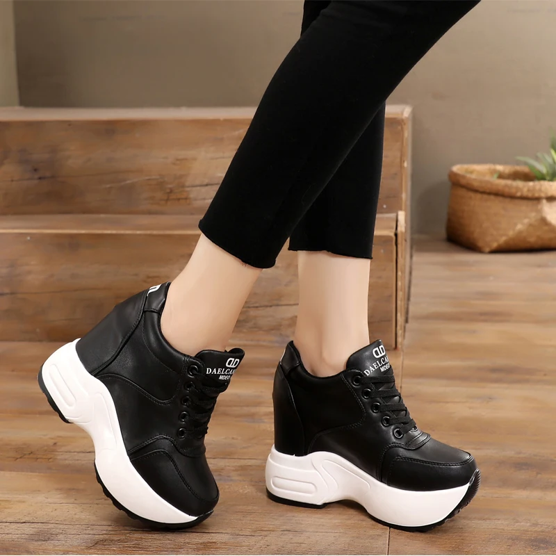 Женские кроссовки из искусственной кожи на платформе высоком каблуке 10 см белые