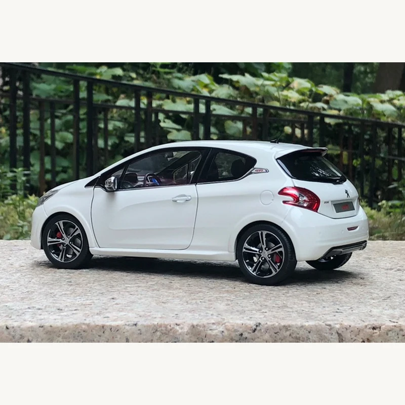 Миниатюрная модель автомобиля из сплава Peugeot 1/18G-TI металлическая статическая