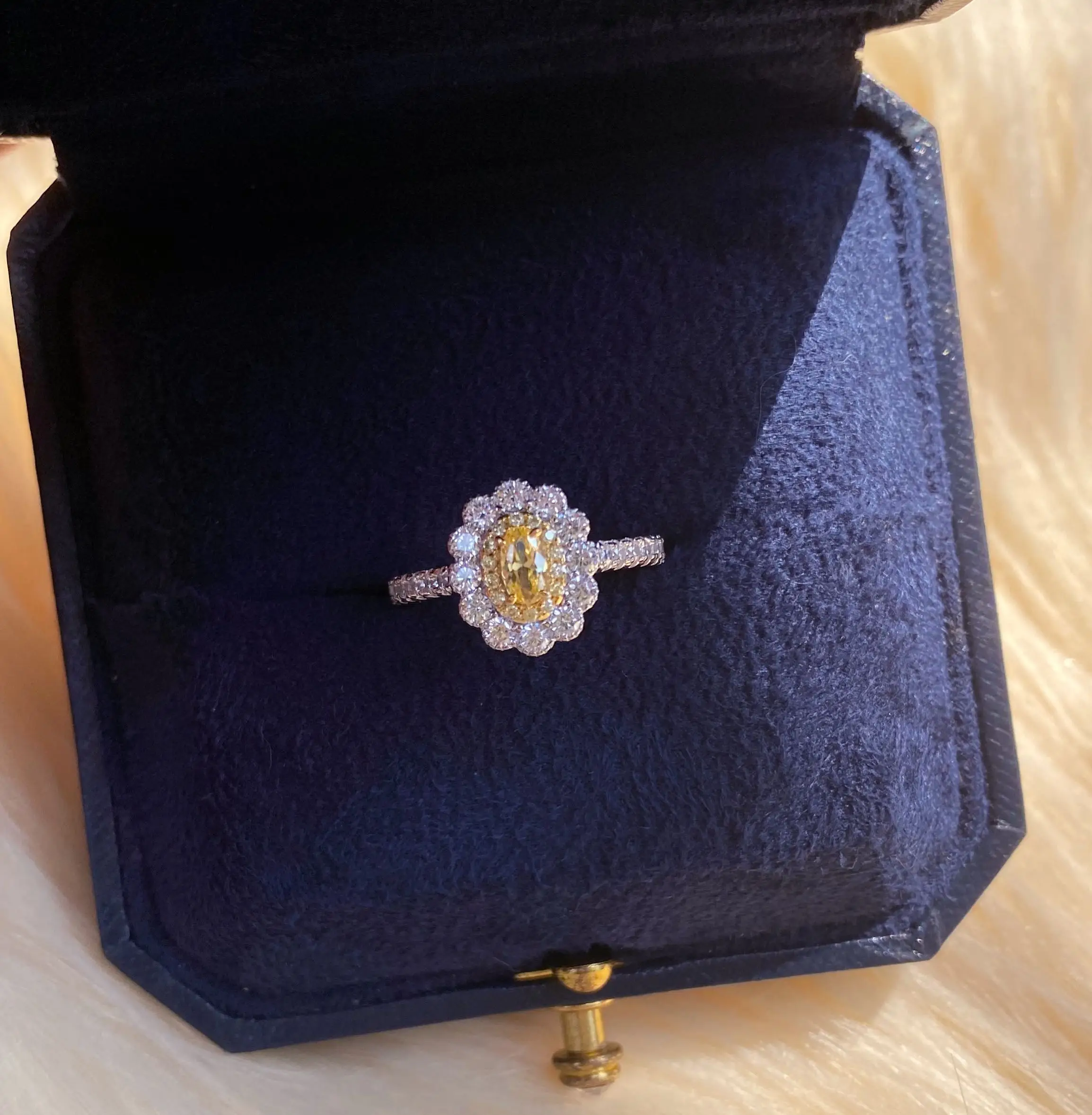 

Low-Key Series Seiko Small Carat Yellow Rhinestone Ring Main Stone about 30 Points Carbink Pieces Rhinestone Ring Female Silver