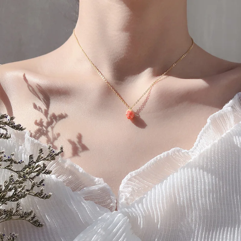 

Strawberry necklace female contracted sen is pure and fresh design sense collarbone chain neck chain