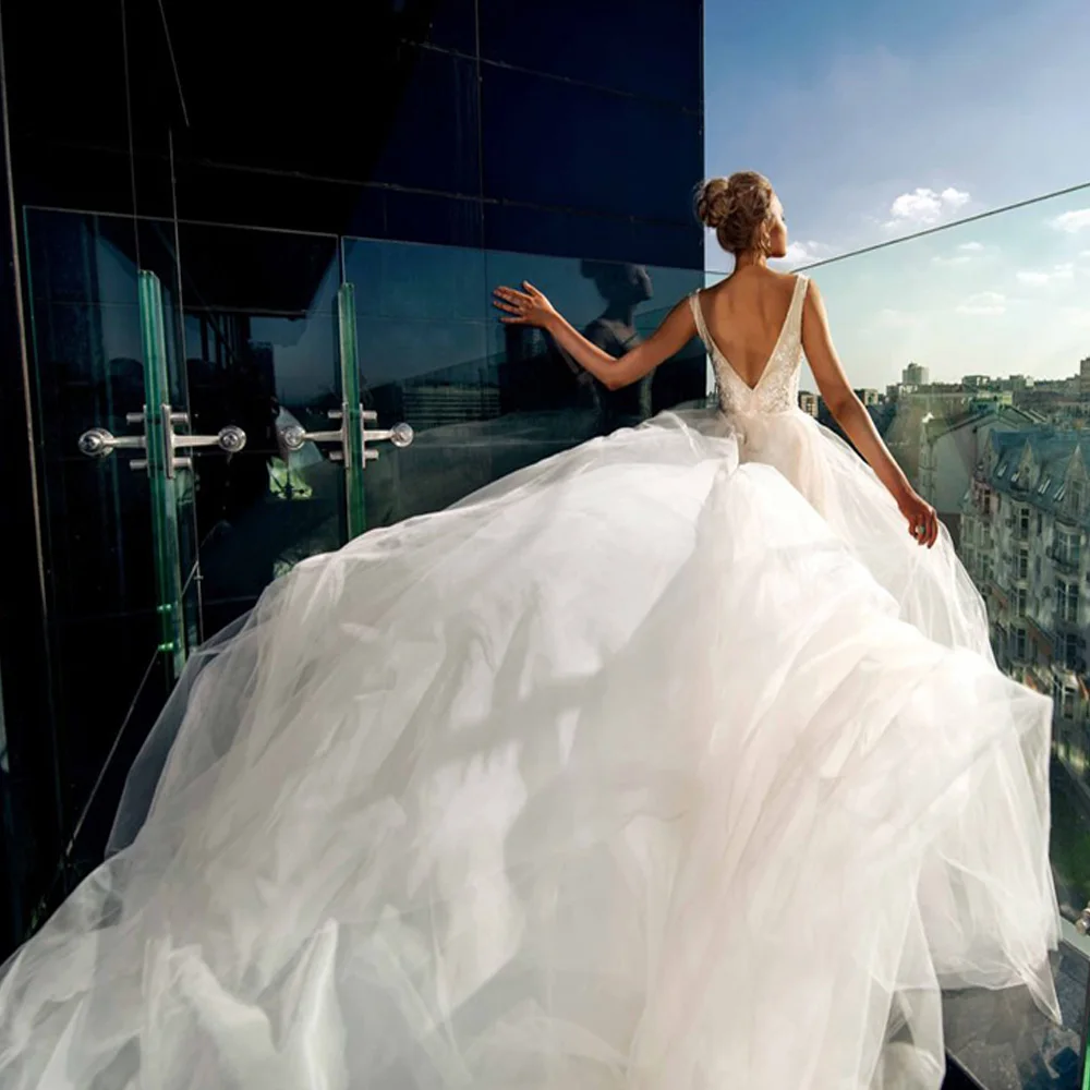 

Sexy Deep V Neck Sleeveless Wedding Dresses Beading Appliqued Tulle Flowy Bridal Dress Custom Wedding Gown