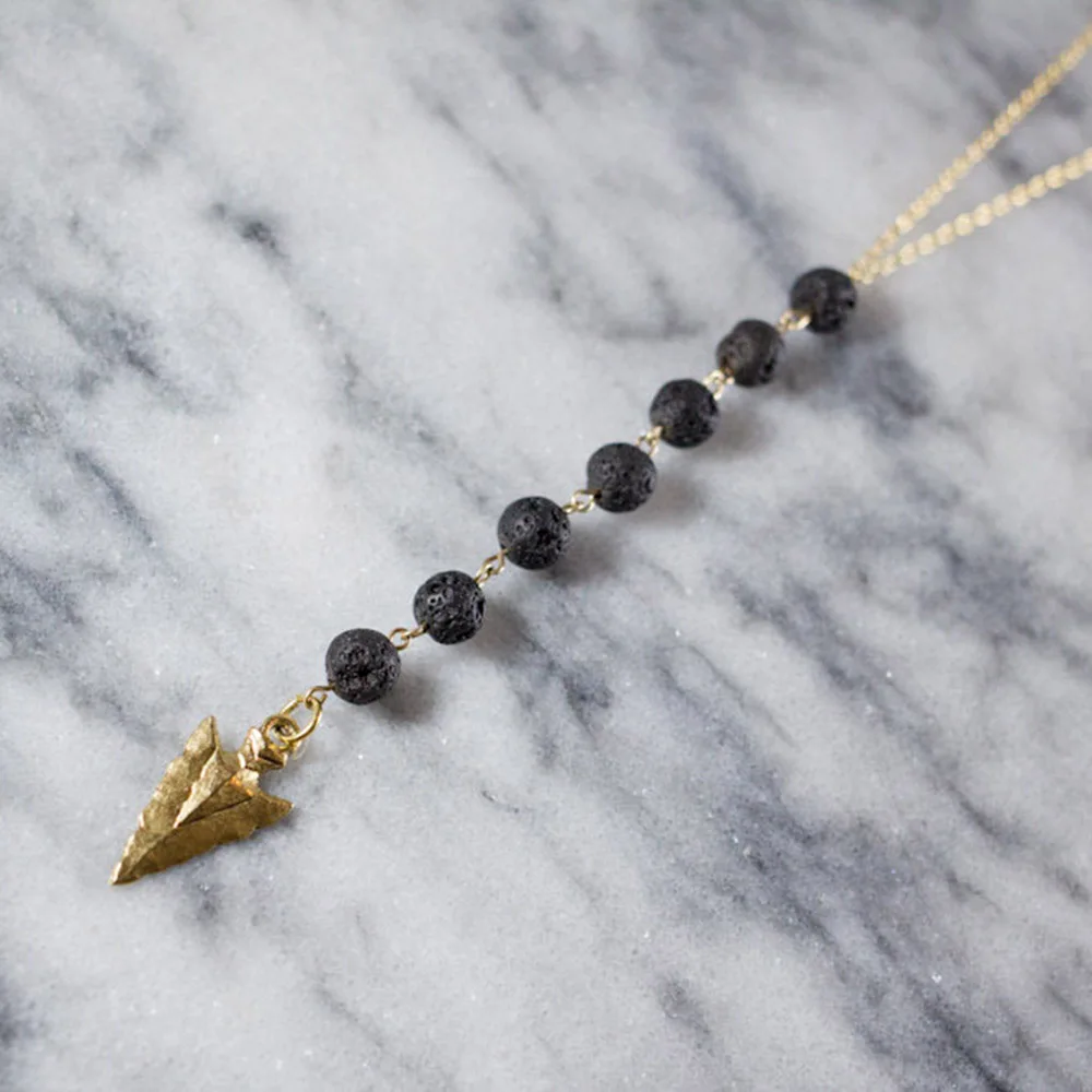 

Простое Стильное ожерелье из сплава, подвеска из искусственного вулканического камня со стрелкой, Женское Ожерелье, используемое для путеш...