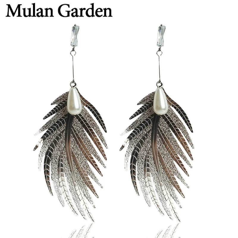 Серьги-подвески женские серебряного цвета с перьями и искусственным жемчугом |