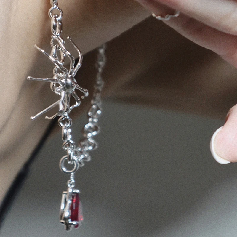 

HANGZHI 20SS New Design Hip Hop Punk Spider Red Rhinestone Pendant Simple Clavicle Chain Necklace For Men Women Girls Jewelry