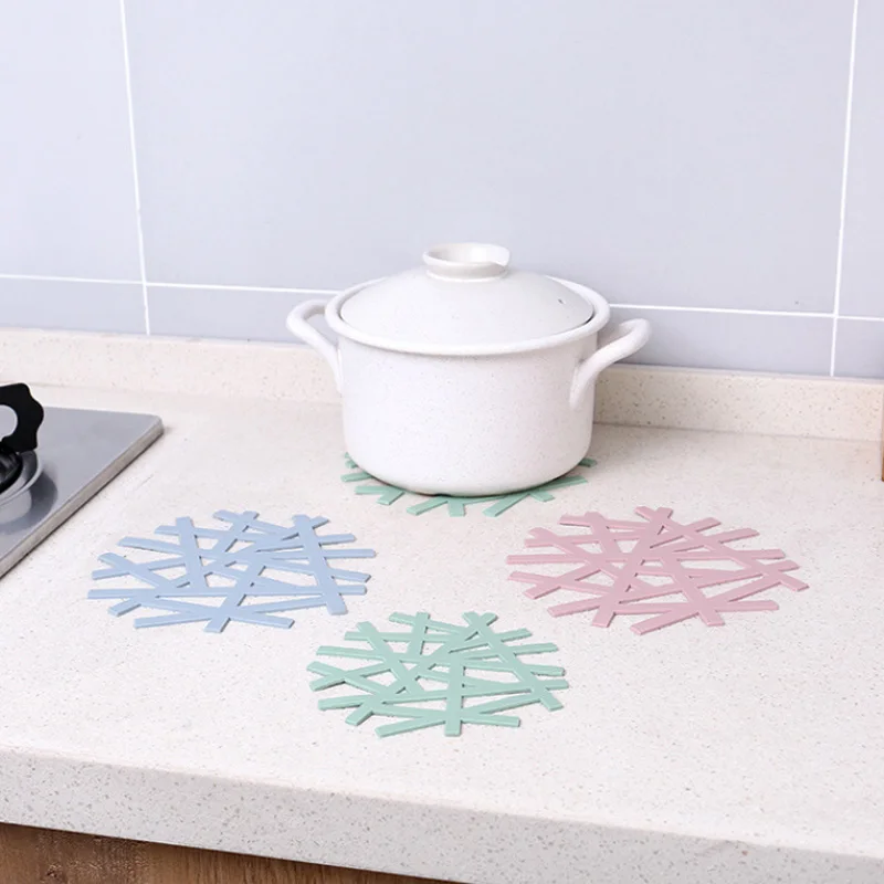 

1Pcs Snowflake Shape Hollow Casserole Pad Anti-Hot Tableware Mat Insulation Heat-Resistant Placemat Plastic Kitchen Gadgets