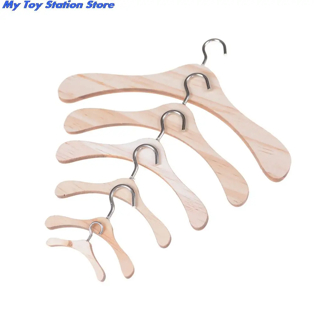 

Деревянные вешалки для платьев, 1 шт., 6 размеров, аксессуары для одежды для девочек, кукольный домик, ролевые игры, рождественский подарок для девочек