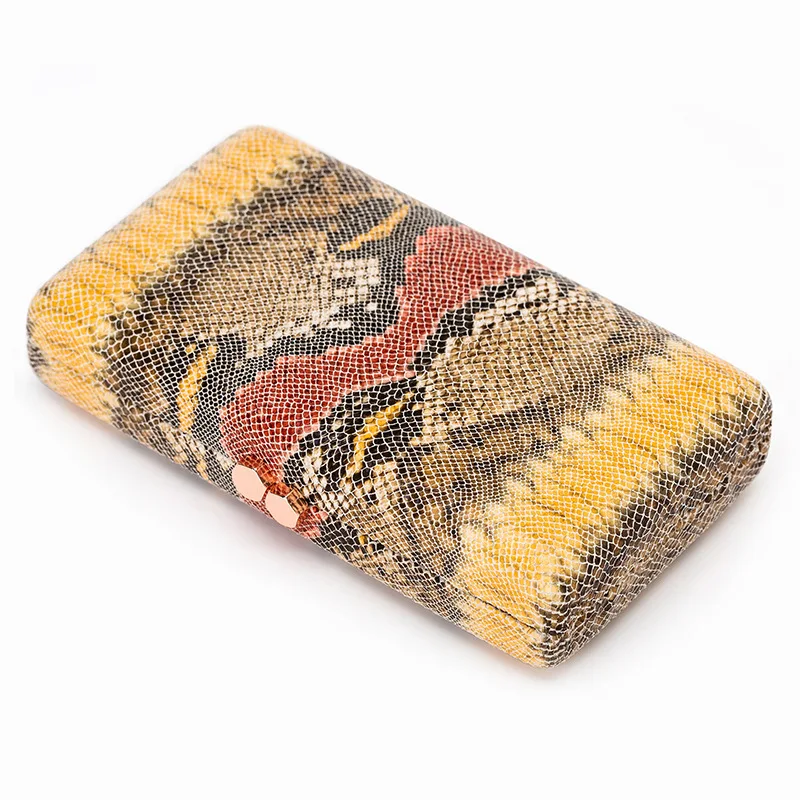 Женская сумка-клатч с текстурой под змеиную кожу |