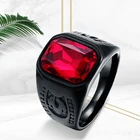 Классическое мужское кольцо в стиле панк с инкрустированными красными кристаллами и резным черным ремешком с камнями