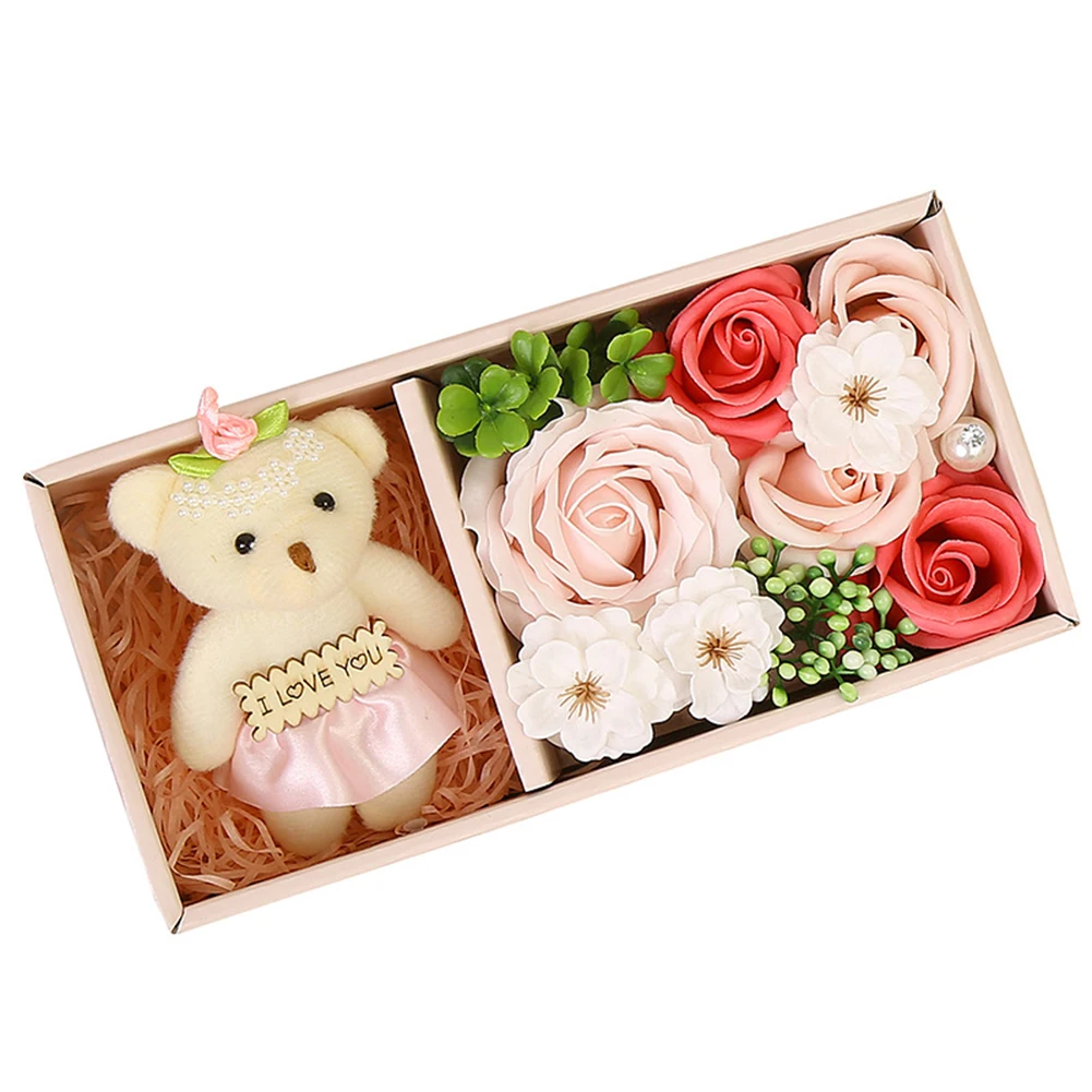 Подарочная коробка с розовым мылом и изображением маленького медведя не