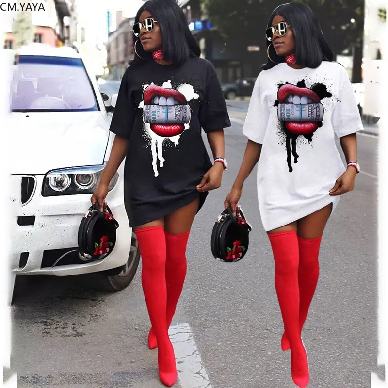 Женское платье-футболка с коротким рукавом круглым вырезом и принтом губ |