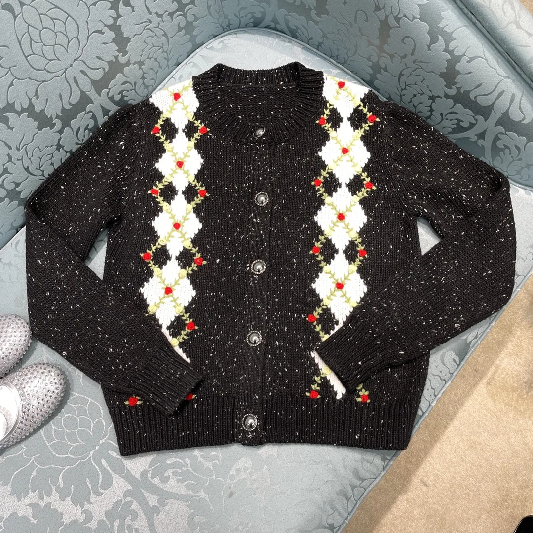 Женский кардиган с длинными рукавами ромбовидным воротником украшенный