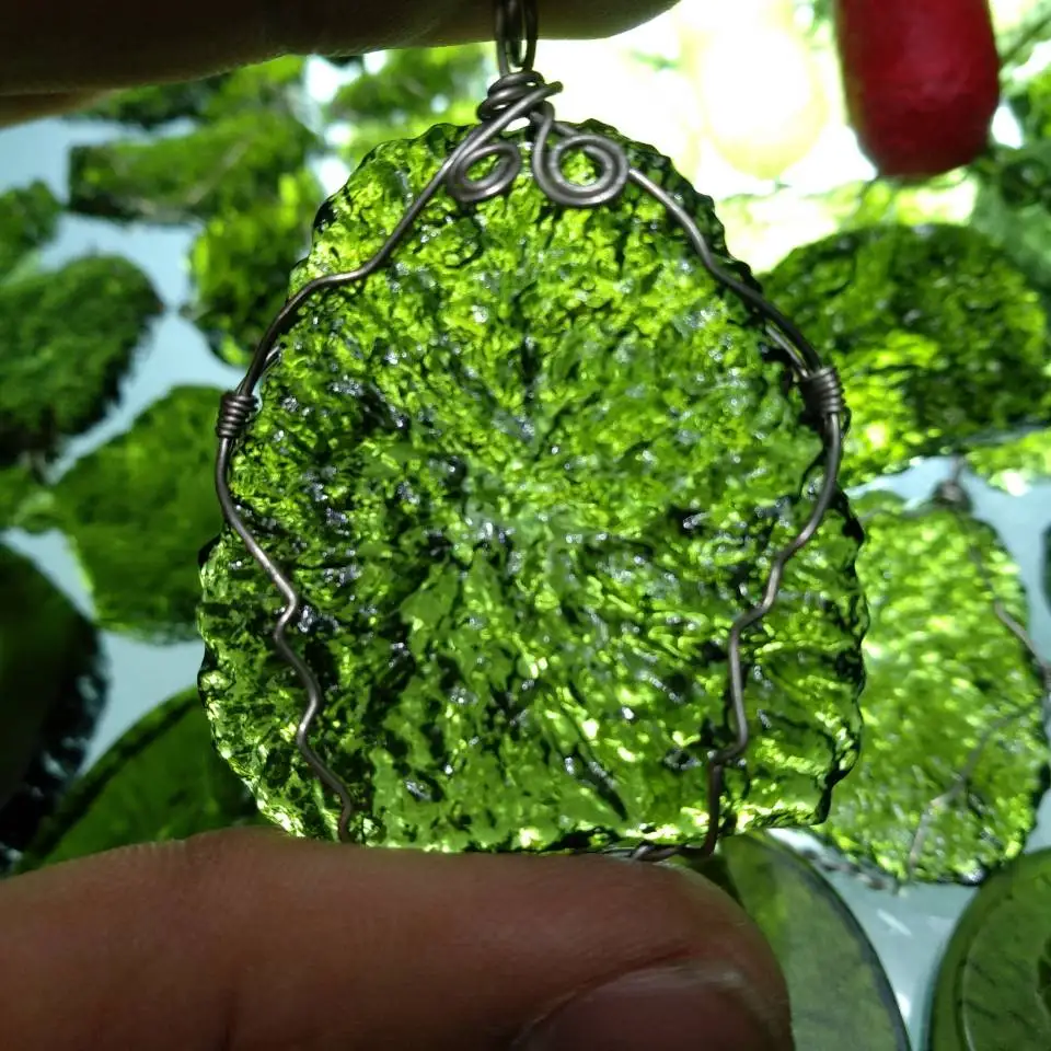 Горячая продажа A + натуральный Moldavite зеленый aerolites Кристалл падающий камень кулон