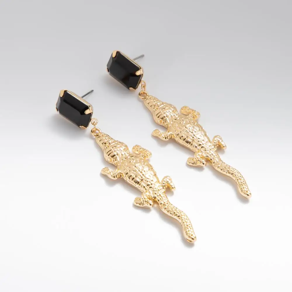 Женские серьги гвоздики под крокодила золотистые с кристаллами украшенные