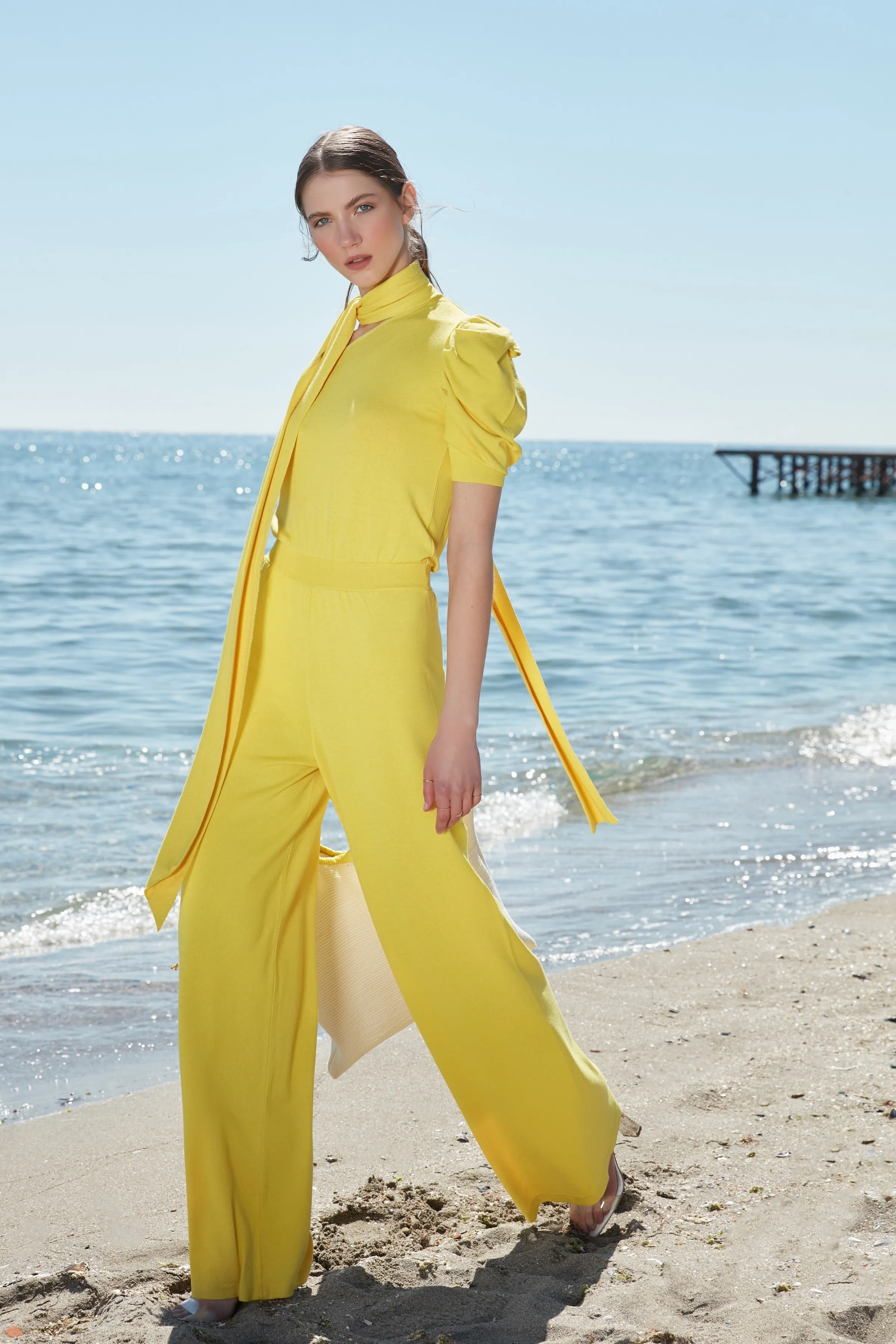 Комбинезон свитер с рукавами фонариками и кружевным воротником| |