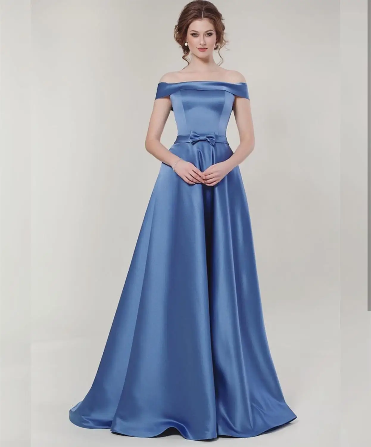 Элегантное вечернее платье с открытыми плечами 2020 синее сатиновое в пол