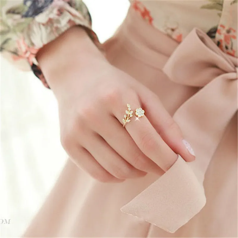 Женское кольцо с листьями витые Стразы цветами Открытое на указательный