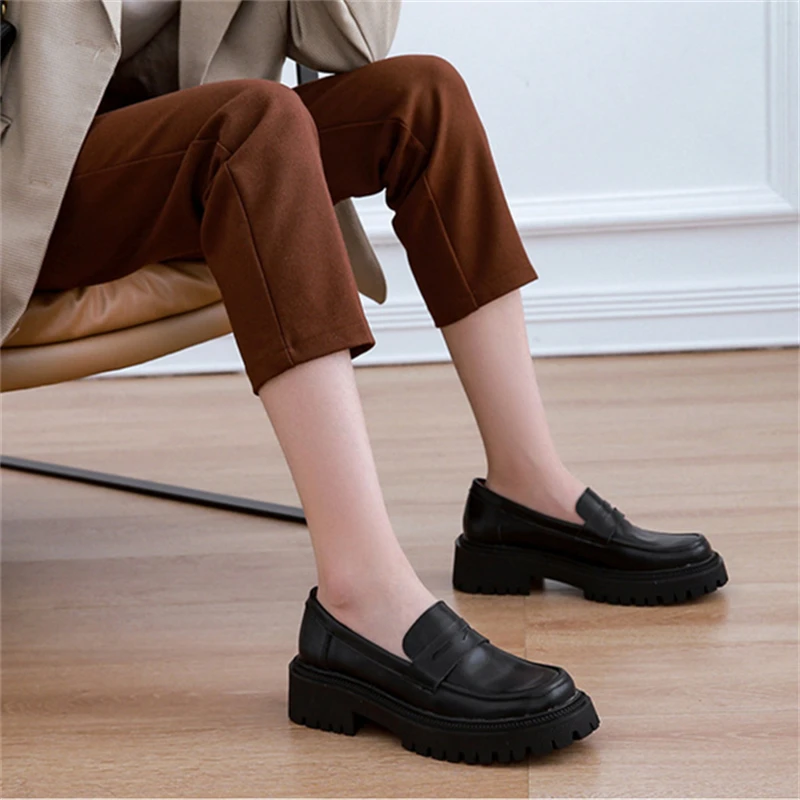 

Туфли женские из натуральной коровьей кожи на плоской подошве без застежки