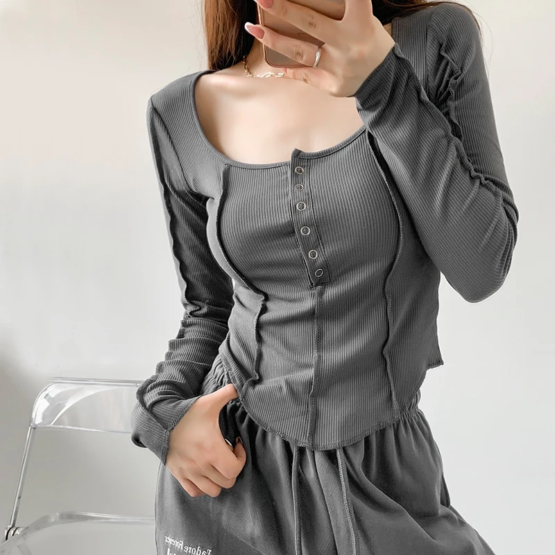 Женский укороченный топ с круглым вырезом длинным рукавом и открытыми швами |