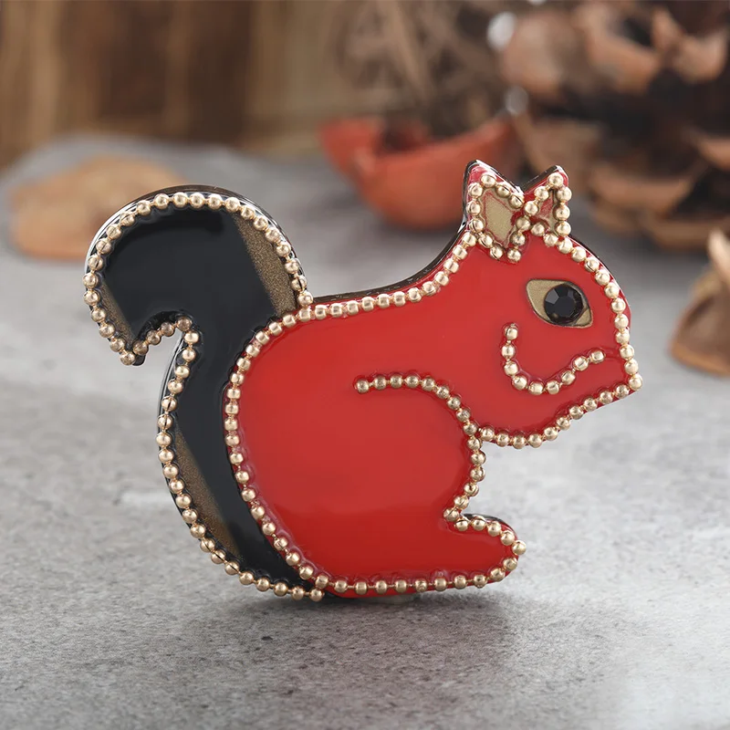 Брошь из акрилового сплава с бусинами и изящной белкой|Броши| |