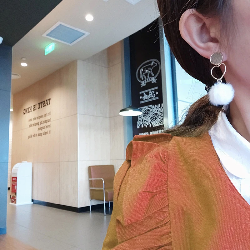 

2020 Women's Korean Version Elegant Love Irregular Earrings White Furry Ball Pendant Girl Gift Earrings